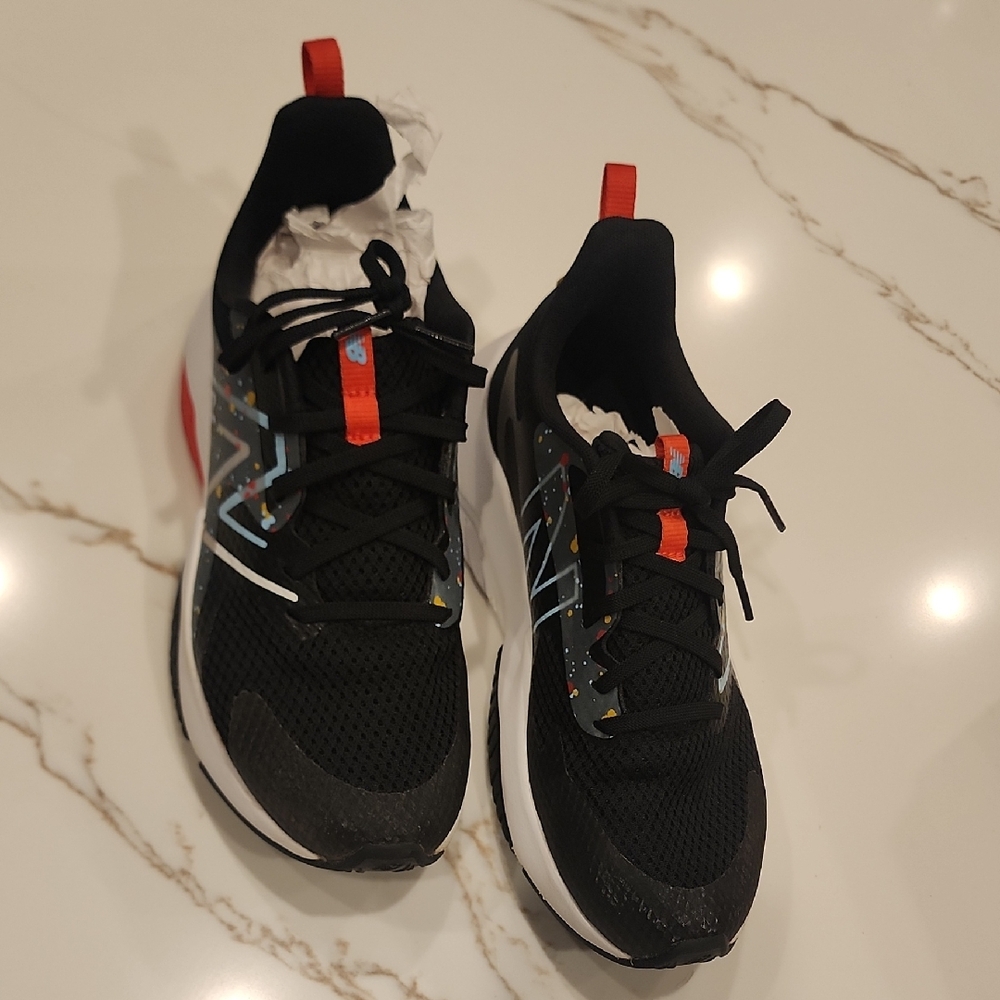 New Balance Kids Sneakers Size 5 Black Athletic Running Shoes Paint Splash
